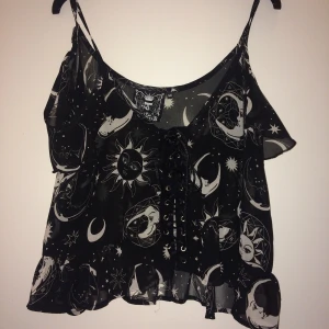 Cool off shoulder-topp! - Tunn topp från Killstar i nyskick. Jag har dock sytt upp axelbanden lite men de kan jag sprätta upp om så önskas! Stor i storleken/lös passform! Frakt tillkommer på 22 kr.  Inlägget finns på fler sidor ✨