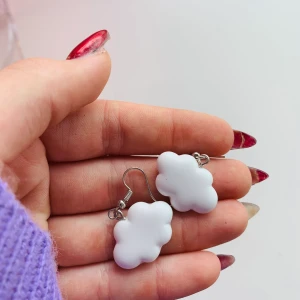 Moln örhängen - Säljer dessa söta örhängen då de inte längre används. Köpta av en tjej via Instagram. De designifieras före jag skickar dem💕