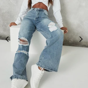 MISSGUIDED JEANS - dessa är i strl 34 men passar nog bättre en lång 36:a, startbud 200+ frakt💞💞💞 skriv privat vid frågor !!