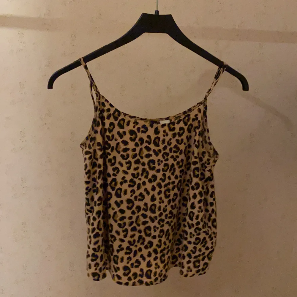 T-shirt i leopardmönster inte använd så ofta köpt från H&M för 150kr säljas för att använder den alldrig . T-shirts.