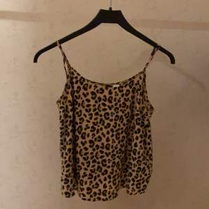 T-shirt i leopardmönster inte använd så ofta köpt från H&M för 150kr säljas för att använder den alldrig 