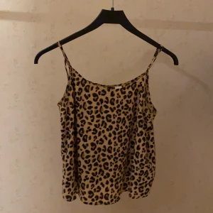T-shirt  - T-shirt i leopardmönster inte använd så ofta köpt från H&M för 150kr säljas för att använder den alldrig 