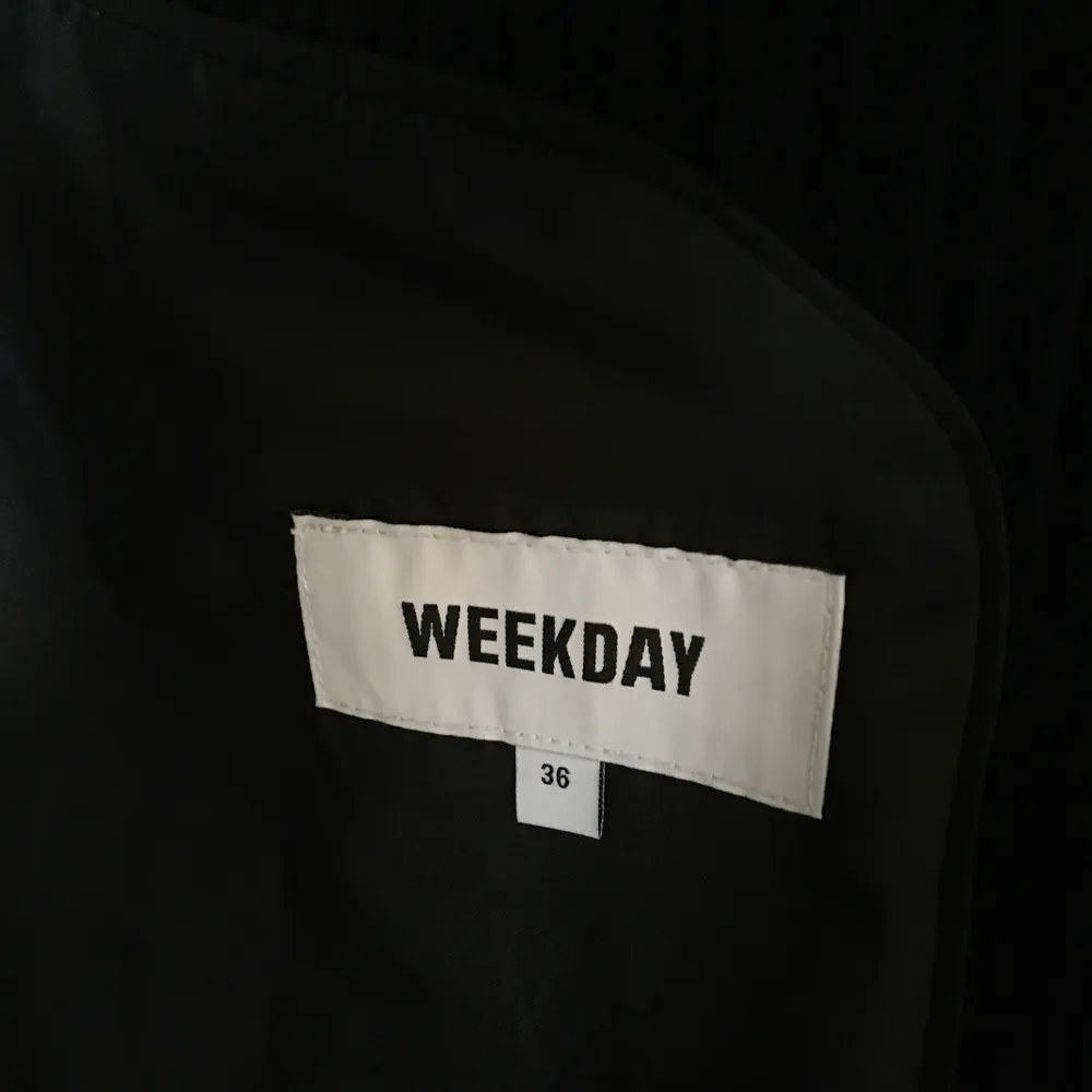 Blazer från Weekday i Manchester. Knappt använd (kanske vid 2 tillfällen) Storlek 36. Nypris: 700kr. Kan skickas och då står köparen för fraktpriset.. Takit.