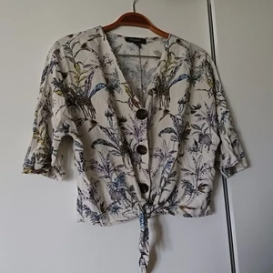 Topp med djurmotiv - Jättesnygg kort topp med djungelmotiv, storlek 38
