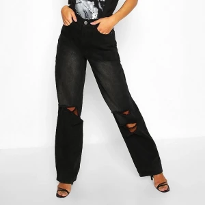 Jeans - Snygga svarta jeans från boohoo, har bara användt ett fåtal gånger storlek 36 men passar även 38. Frakten står köparen för