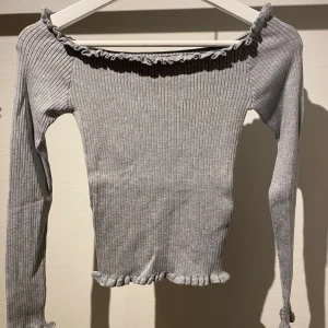Off shoulder topp - Helt ny, prislapp sitter kvar! Väldigt stretchigt material så passar även M