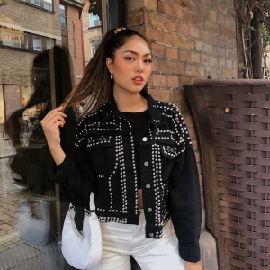 Jeans jacka från Jfr.se strl 36/S - En super cool jeans jacka från Jfr.se. Använd 1 gång så i väldigt fint skick! Ny pris 699:- Mitt pris 350:-