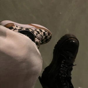 checkboard era stacked vans - Plattform vans i storlek 36.5 men funkar för mig som vanligtvis har storlek 36. Passar bra som höstskor. Har använt ganska mycket men de har inga permanenta repor. Smutsiga på bildern men tvättas noggrant innan leverans!✨💓