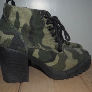 Högklackade skor - Högklackade skor. Jätte coola. Säljer pga att dem blivit för små tyvärr. Verkligen as balla och passar till väldigt mycket. Kan mötas upp i sthlm eller så står köparen för frakt. 