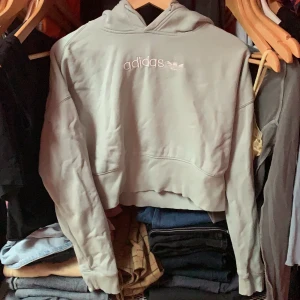 Adidas croptop - Mint grön adidas croptop stl s sitter jätte fint på med ett par jeans!