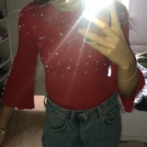Röd tröja med pärlor - Superfin tunn tröja med pärlor och vida ärmar. Jättebra skick. 