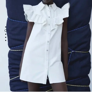 Klänning - Säljer denna så coola jeansklänning ifrån zara. Den är aldrig använd så prislapp sitter kvar på! Storlek XS men skulle nog passa S och en liten M också. Priset är inklusive frakt! ❤️