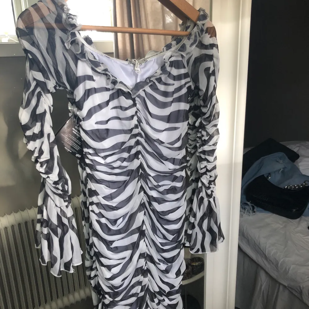 Helt ny, alla lappar är kvar. Så snygg klänning med zebra mönster. Köparen står för frakt på 63kr ❤️. Klänningar.