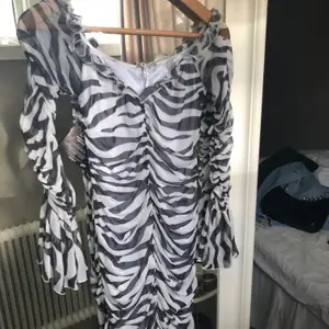 Helt ny, alla lappar är kvar. Så snygg klänning med zebra mönster. Köparen står för frakt på 63kr ❤️
