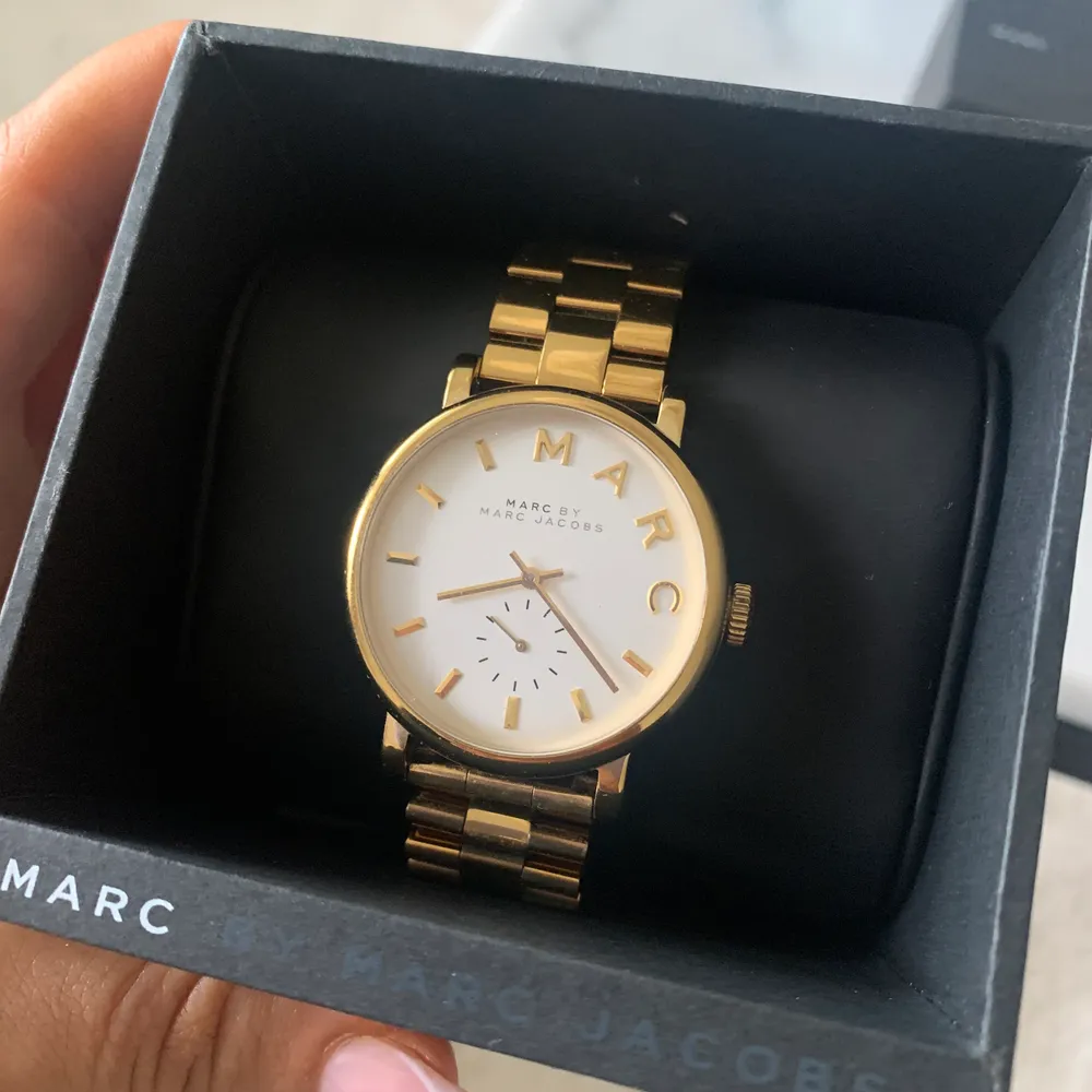 Säljer min Marc Jacobs klocka i guld för 850kr, köpt på uret.se. Någon enstaka repa i själva armbandet men annars i väldigt bra skick. Säljes pga används ej längre.. Accessoarer.