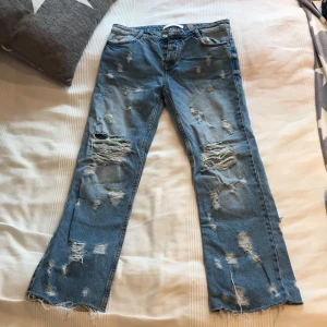 Zara jeans - Säljer dessa ur snygga jeansen från Zara i storlek 34. De har blivit för små för mig tyvärr. Köparen står för frakten! 