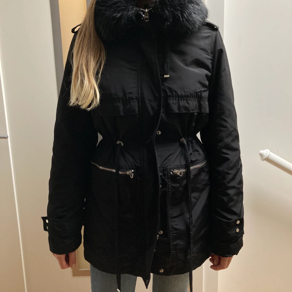 Svart vinterjacka med snygga detaljer - 90