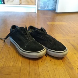 Vans stl 37 - Vans i stl37! Rätt så använda och min kompis tog bort vans märket på skorna hehe, och bytte skosnörena, därav priset
