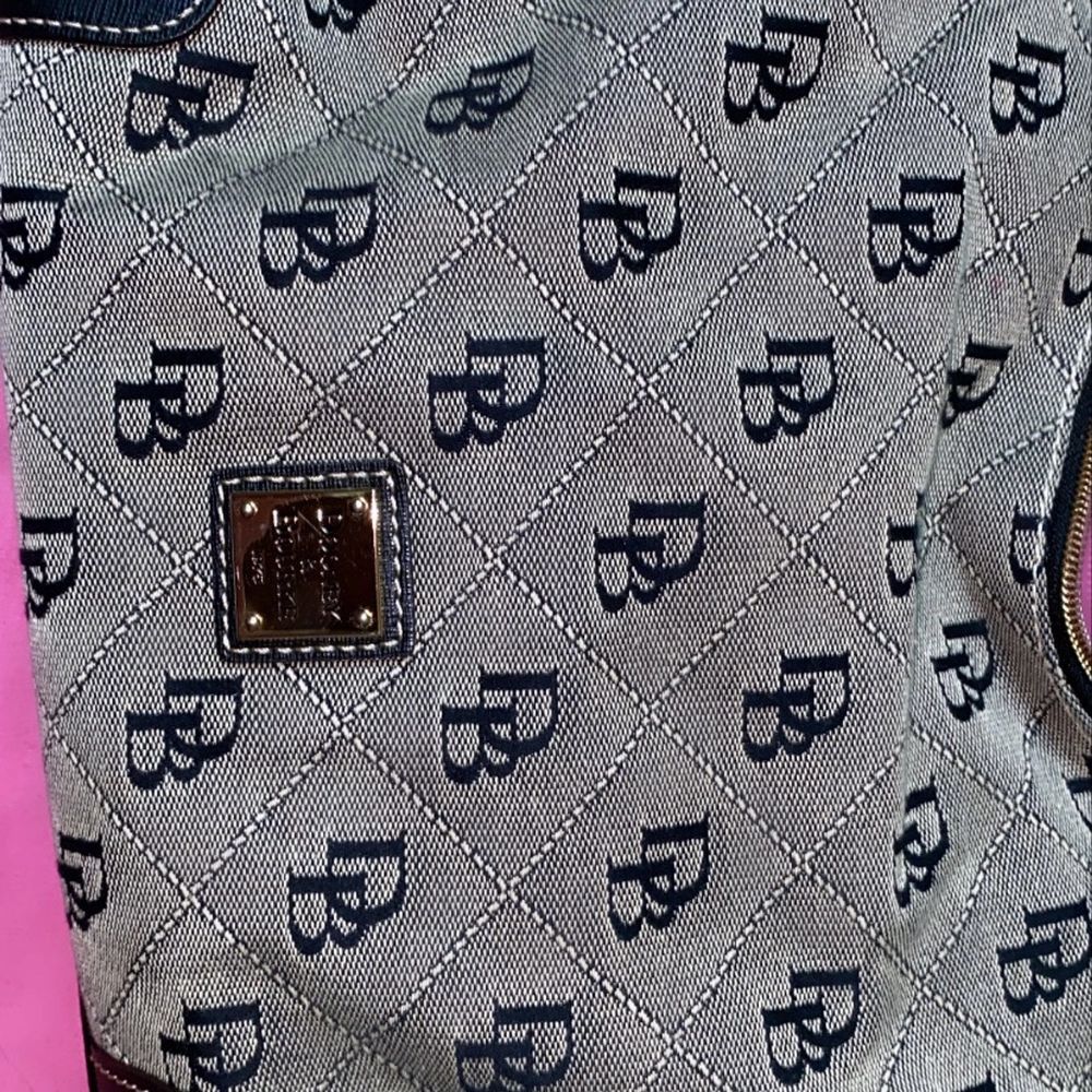 Dooney and Bourke purse only been used once. In good conditions no scratches or no damages has been done. . Väskor.