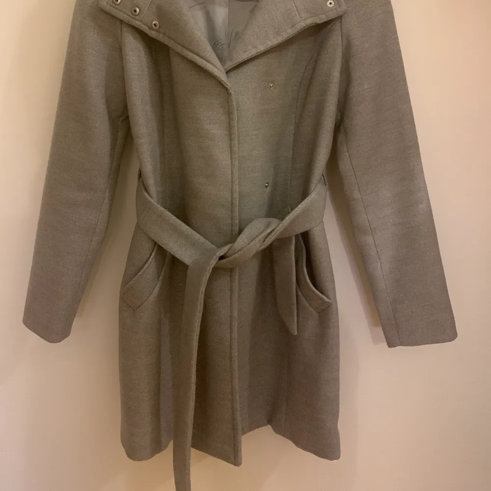 En grå kappa från Vero Moda i storlek S. Knappt använd och ser ut som ny.. Jackor.