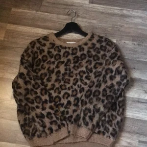 Stickad tröja - Stickad tröja från h&m, aldrig använd därför säljer jag den. Storlek XS