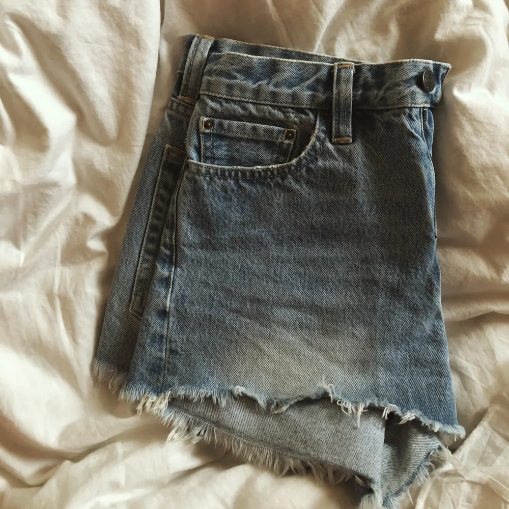 Oanvända shorts från nelly i storlek S. Jeans & Byxor.