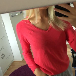 V-ringad Gant tröja - V-ringad Gant tröja i färg rosa. Storlek XS. Väldigt skön och fin. Använd en gång. 