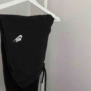  - Svarta Mjukisbyxor från Nike⚡️ frakt tillkommer