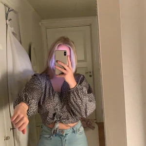 Grön/grå blus i storlek 34 - En jättefin grön/grå croppad blus med knytning nertill från märket Trendyol, i storlek 34. Köpt på Nakd. Endast testad. Säljer för 150kr 