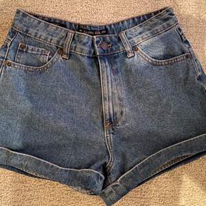 Superfina jeansshorts från Bershka. Mom fit. Stl 38. Använda en gång. Säljer pga att de tyvärr är för stora för mig. Frakt på 42 kr tillkommer! 💛