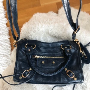 handväska  - Handväska i mörkblå med guld detaljer. Skit fin att ha nu i höst och vinter 🥰💜🤪