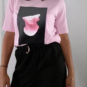 Rosa Emilie Briting T-shirt med tryck  - Inprincip helt oanvänd Emilie Briting T-shirt. •100%bomull •58cm längd •Ca 15 cm ärm • 47cm bredd. Stretchigt material och fungerar snyggt till de flesta plagg.