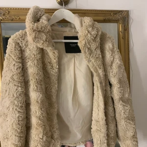 Fusk päls jacka-Vero Moda - Fin fusk päls jacka. Fint skick och välldigt mysig och skön. Storlek XS men passar även S