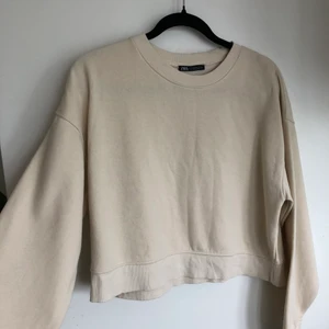 Beige top från ZARA  - Endast använd 1gång! Är lite croppad! Frakt kostar 50kr 😊