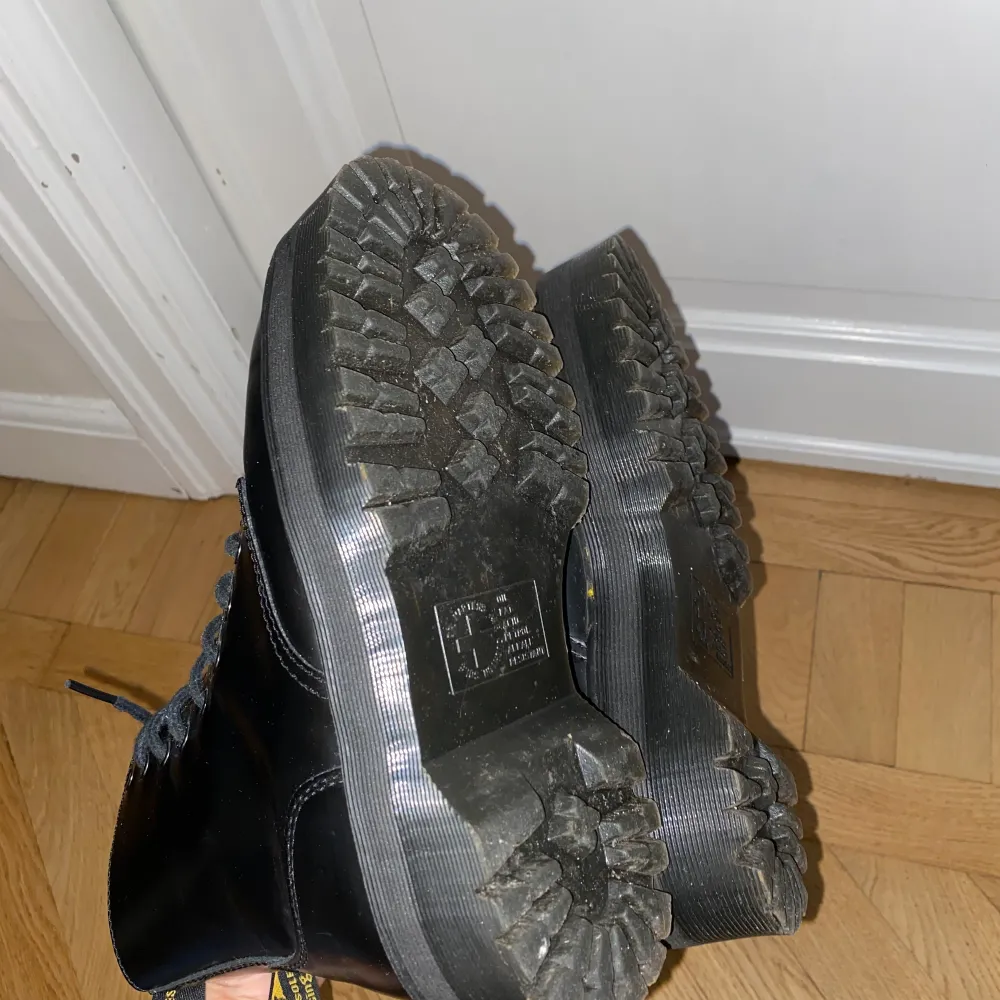 Hej, säljer mina dr martens Jadons i storlek 37. Använda inomhus så i perfekt skick. Modellen är Jadon och dem är svarta. Jag börjar med bud från 1500 :) svara i kommentersfältet :)      Högsta budet ligger på 1770 nu. Budgivningen stängs den 9/10 kl 21:00. Skor.