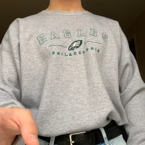 USA Sweatshirt - En Champion USA sweatshirt i strl XL, den är i mycket bra skick inga fläckar eller hål! Den är så snygg oversized på S och M, men alla kan såklart ha den 🥰 buda, frakt tillkommer ❤️