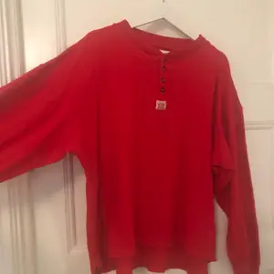 Oversized röd ”pappa-tröja” i storlek XL. Kan skicka fler bilder på passform vid önskemål! Kan mötas upp i Stockholm alternativt skicka på posten (köparen betalar frakt). 