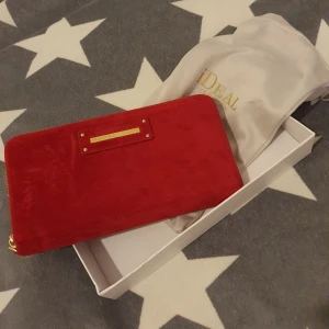 Ideal of sweden plånbok  - Plånbok från ideal of sweden. Red velvet. Aldrig använd. 