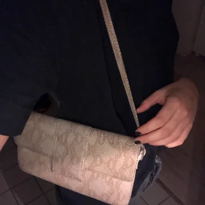 Jättesöt Väska - Jättesöt väska inköpt på Humana Second hand💕 jättecool i ormskinn men får tyvär ingen användning för den!