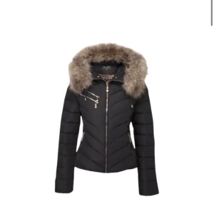 Hollies vinterjacka - Kollar intresset på min vinterjacka från Hollies!💓                   Köpte för 4000 och tänker ett pris på ungefär 2000kr. Pälsen är jättefin och jackan ser allmänt ny ut❣️
