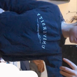 Ginatricot  - Tröjan är gammal men i fint skick, marinblå. 