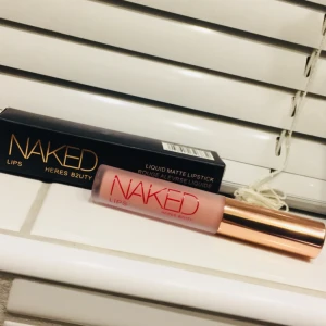  - Matte liquid lipstick från NAKED. Färg: Honeymoon. Aldrig kommit till användning och kvar i sin förpackning. Frakt: 9kr