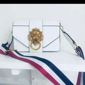  - Riktigt snygg väska! Tro mig minnas att den köptes i butik utomlands med liknande accessoarer. Aldrig kommit till användning! Frakt: 58kr. Möts annars i Slussen eller Tekniska💫