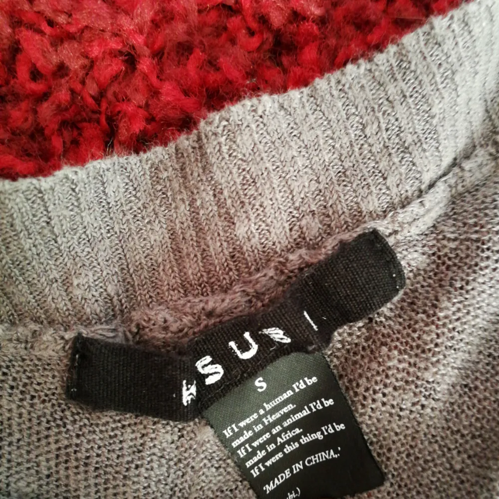 Ashäftigt stickat linne från märket KSUBI. säljes då jag aldrig får någon användning av den. Som ny! Använder helst Swish. Köparen står för frakt. . Toppar.