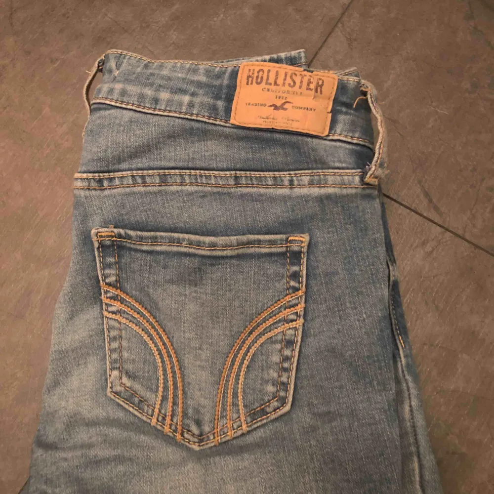 Jeans med slitningar från hollister. Jeans & Byxor.