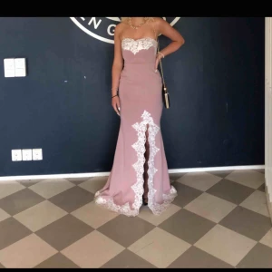  - Använd en gång på min bal! Lite smutsig baktill på släpet men syns ej mycket😊 Köptes från Nelly orginalpriset var 799