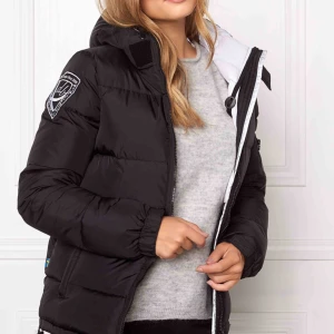  - Dbrand jacka jättebra skick, storlek M men sitter som S eftersom den är liten i storlek! 