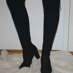  - Overknees med ca 8cm klack
