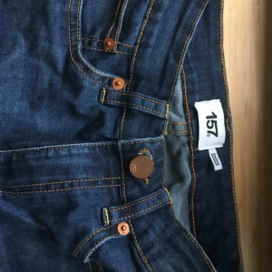  - Jeans från lager 157, knappt använda. Jätte små i storleken! Avklippta vid ankeln. Köparen står för frakt. 