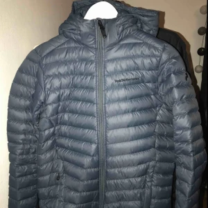  - Säljer min Peak jacka. Nypris 1799kr, mitt pris 600kr + frakt. Mörkblå i storlek 160, köpt på kidsbrandstore. Skulle säga att det motsvarar XS även liten S. Använd max 5 ggr, inprincip som ny. Inget är sönder :)